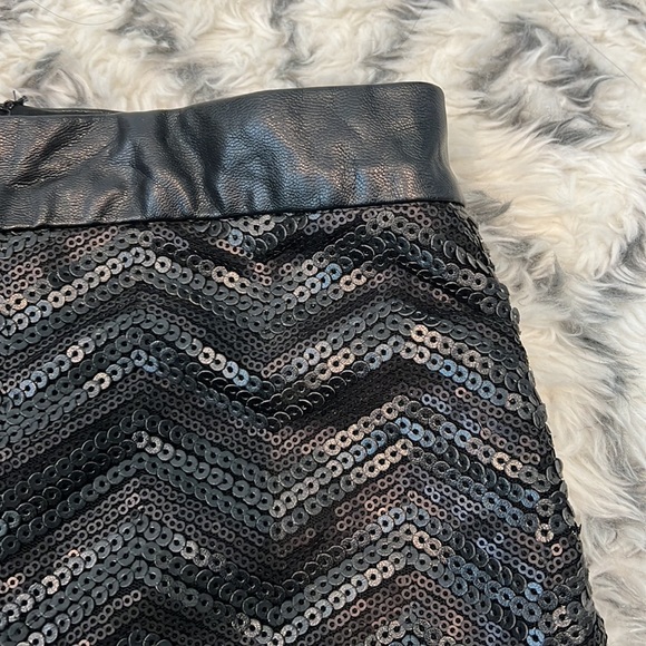 Sequined black mini skirt - Picture 2 of 2